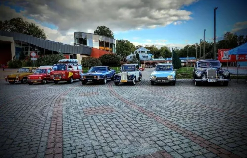 Jeden rząd, pięć dekad: Trabant, 126p, Mustang, przedwojenny kabriolet i Mercedes stanęły obok siebie pod „Wodnikiem". Fot. organizator zlotu