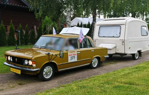 Polski Fiat 125p z przyczepą kempingową na Rajdzie Koguta w Życinach w czerwcu 2026 r.