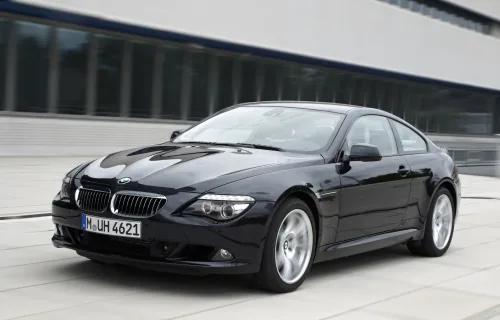650i po liftingu: wolnossące V8 4,8 litra i 367 KM. Cała gama E63 — od rzędowej szóstki po V10 — obyła się bez turbosprężarki.