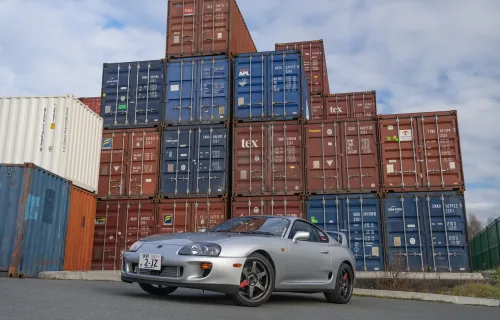 Japońska Supra RZ — wersja turbo z zawieszeniem Bilstein i sześciobiegowym Getragiem. Kierownica po prawej, czyli dokładnie ten układ, od którego zaczyna się dziś polski cennik.