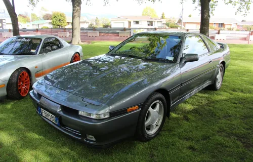 A70 w wersji 3.0 Turbo — flagowa odmiana trzeciej generacji z silnikiem 7M-GTE i mocą 235 KM. Dziś ostatnia Supra, na którą stać zwykłego pasjonata.