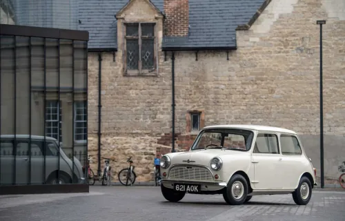 Morris Mini-Minor z 1959 roku na ulicy Oksfordu — kremowy lakier, koła 10-calowe i trzy metry długości. Ten sam kształt sprzedawano wtedy równolegle jako Austin Seven.