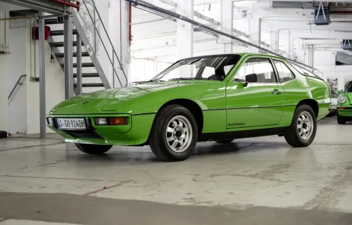 Zielone Porsche 924 z węższymi błotnikami niż w 944. Fot. Porsche AG