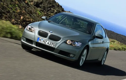 Nowe Coupé na wulkanicznej drodze, wiosna 2006. Zdjęcia prasowe powstały kilka miesięcy przed wrześniowym startem sprzedaży.