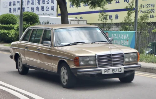 Mercedes V123 – przedłużona limuzyna serii W123. Taki właśnie wariant nadwozia ma taksówka z Maspalomas, która uzbierała ponad 7 milionów kilometrów. Zdjęcie: Jones028, CC BY 2.0