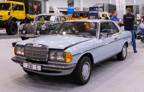 Mercedes 230 C na targach Techno Classica w Essen – dwudrzwiowe coupé serii W123; prostokątne halogeny cała gama coupé miała od początku. Zdjęcie: Matti Blume, CC BY-SA 4.0