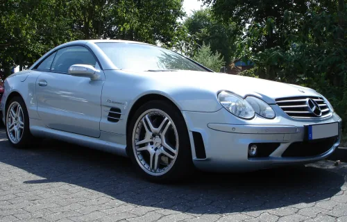 Tak wyglądał R230 przez pierwsze pięć lat: podwójne reflektory i maska bez jednej zbędnej linii. Egzemplarz SL 55 AMG sprzed liftingu 2006.