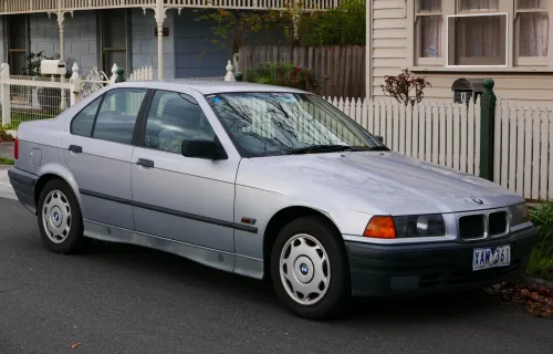 BMW serii 3 E36 318i z 1994 roku — benzynowa wersja 1.8, dokładnie ten typ auta, które od 2026 roku nie spełnia kryteriów emisyjnych krakowskiej strefy czystego transportu.