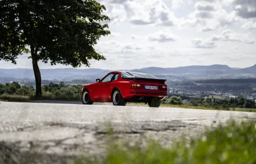 Wczesne Porsche 944 w wersji bazowej, widziane z tyłu i z lewej strony. Fot. Porsche AG