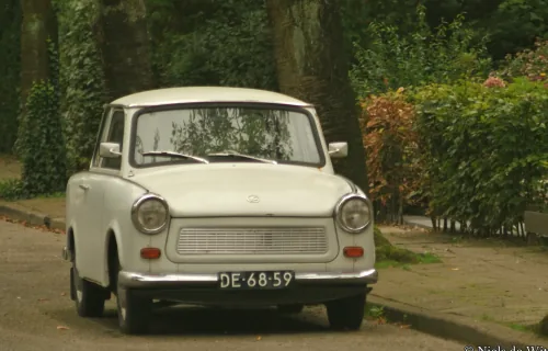Wczesny Trabant 601 z owalem DDR przy tablicy. Konstrukcja z 1964 roku została w produkcji do wiosny 1990 — zmieniana tylko w szczegółach.