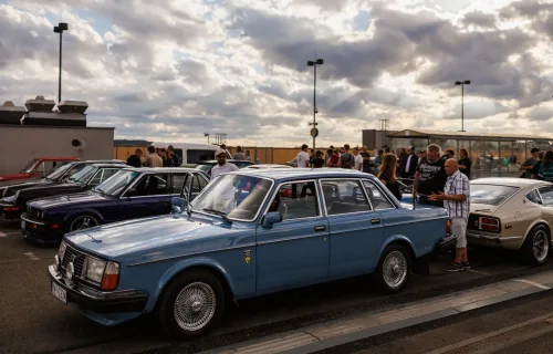 Niebieski sedan Mercedes-Benz W123 na zlotu w Bronowicach (2026). Pięćdziesiąt lat po premierze beczka wciąż jeździ po polskich drogach. Fot. Filip Radwański, klasyki.pl (za zgodą autora).