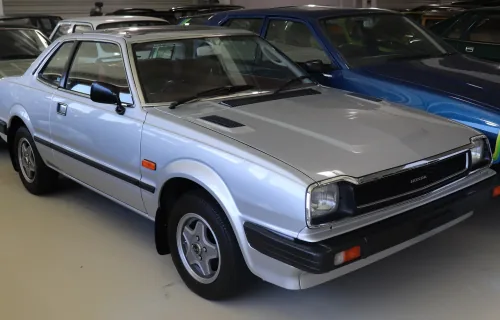 Pierwsza Prelude, rocznik 1979. Pod blachą leżała wydłużona płyta podłogowa Accorda, na zewnątrz — coupé, jakiego Honda wcześniej w gamie nie miała.