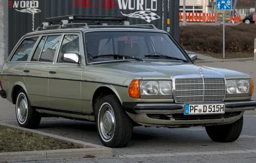 Mercedes-Benz W123 kombi (S123) z prostokątnymi reflektorami – w wersjach T nosiły je 280 TE i 300 TD Turbo, a od września 1982 wszystkie. Kołpaki i opony z białym pasem to modyfikacje właściciela. Zdjęcie: Alexander Migl, CC BY-SA 4.0