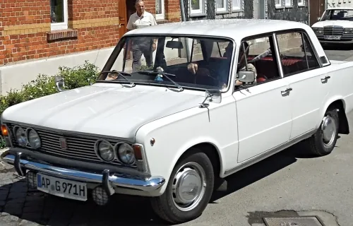 Wczesny Fiat 125p: sylwetka włoskiego Fiata 125, cztery okrągłe reflektory i chromowany zderzak z kłami. Pod maską — mechanika starszej rodziny 1300/1500