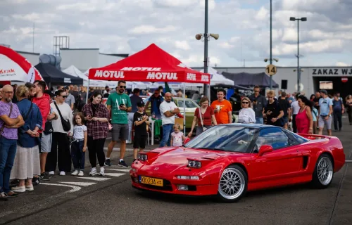 Honda NSX z chowanymi reflektorami. Przy modernizacji na rok modelowy 2002 zastąpiono je stałymi światłami.