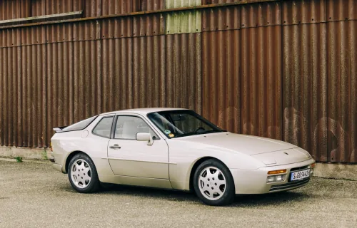 Późniejsze Porsche 944 Turbo z roku modelowego 1989 z opływowym przednim zderzakiem. Fot. Porsche AG