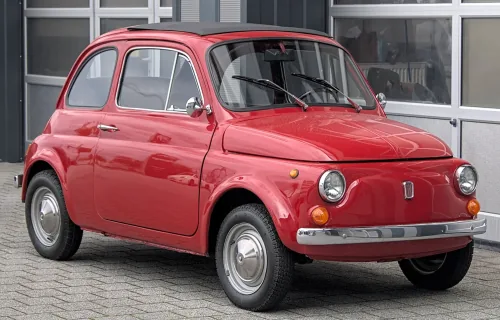 Czerwona Nuova z drzwiami zawieszonymi z przodu – tak wyglądało auto w ostatniej dekadzie produkcji. Fot. Alexander Migl, Wikimedia Commons, CC BY-SA 4.0.
