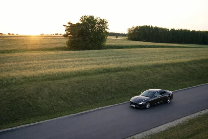 Między przystankami zostaje 146 kilometrów lokalnych dróg. Maserati Quattroporte podczas rekonesansu trasy. Fot. Ewa Byra / Fundacja Auto-Touring