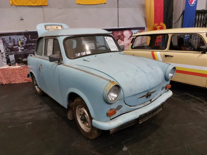 Trabant 600 — przejściowa generacja z lat 1962–1964. Silnik urósł do 0,6 litra, nadwozie zostało po P50.