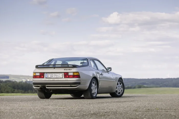 Późniejsze Porsche 944 Turbo z roku modelowego 1989, z silnikiem 2,5 l o mocy 250 KM. Fot. Porsche AG