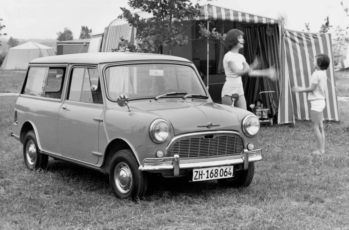 Morris Mini-Traveller na campingu. Kombi na tej samej płycie dowoziło namiot i walizki tam, gdzie zwykłe Mini kończyło możliwości.