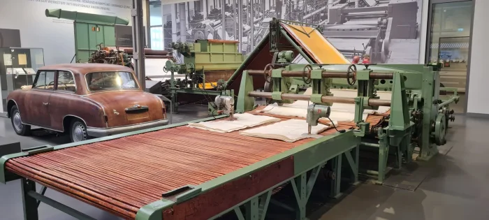 Linia do produkcji duroplastu w muzeum Augusta Horcha. Warstwy bawełnianego włókna nasycone żywicą fenolową szły stąd pod prasę o nacisku 400 ton.