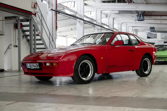 Bazowe Porsche 944 z opuszczonymi reflektorami, sfotografowane w hali. Fot. Porsche AG