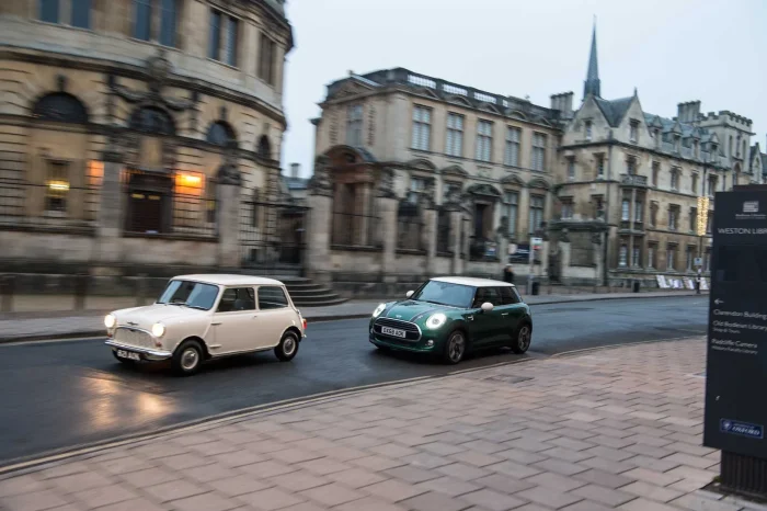 Kremowy klasyk i zielone MINI z ery BMW na jednej ulicy Oksfordu. Łączy je nazwa i proporcje, dzieli wszystko poniżej blachy.
