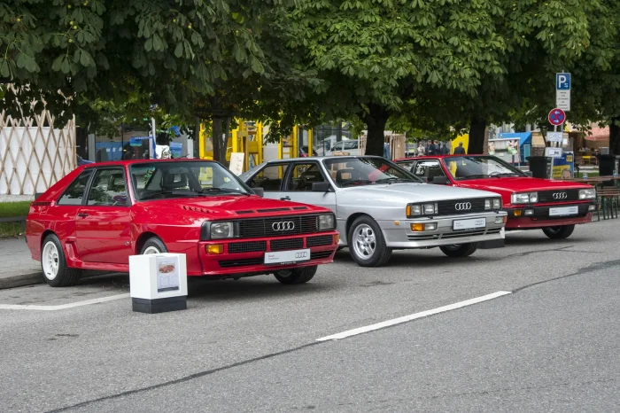 Z przodu skrócony Sport quattro, za nim dwa seryjne coupé. Wersja homologacyjna kosztuje dziś kilka razy tyle, co zwykły egzemplarz.