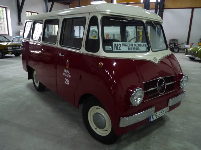 Mikrobus Nysa N59-M w barwach krakowskiego MPK. N59 rozpoznaje się po płaskim przodzie i okrągłych kierunkowskazach w narożnikach przedniej ściany; N58 miała podłużne kierunkowskazy pod reflektorami.