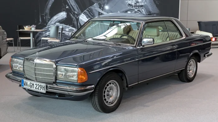 Coupé C123 – bez słupka B; wyprodukowano 99 884 egzemplarze, z czego 15 509 z silnikiem diesla. Fot. Alexander Migl, CC BY-SA 4.0