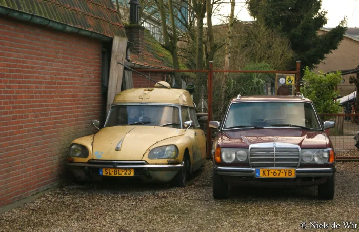 Mercedes W123 kombi z poczwórnymi okrągłymi reflektorami – tak wyglądał przód wersji podstawowych T przed wrześniem 1982. Tytuł oryginału deklaruje 240 TD – wersji nie potwierdza kadr. Zdjęcie: Niels de Wit, CC BY 2.0