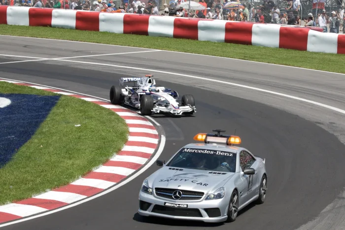 Grand Prix Kanady 2008. SL 63 AMG prowadzi stawkę Formuły 1 — rolę samochodu bezpieczeństwa pełnił w sezonach 2008 i 2009.