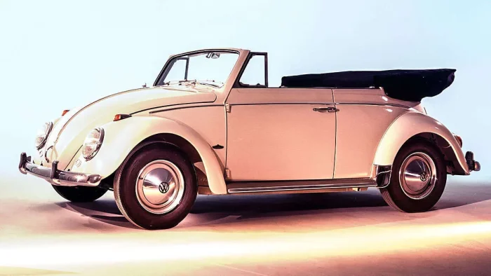 Model 1200 budowano jedenaście lat i zmieniał się przez ten czas głównie w drobiazgach. W 1957 roku przednia szyba urosła o osiem procent, tylna o czterdzieści pięć.