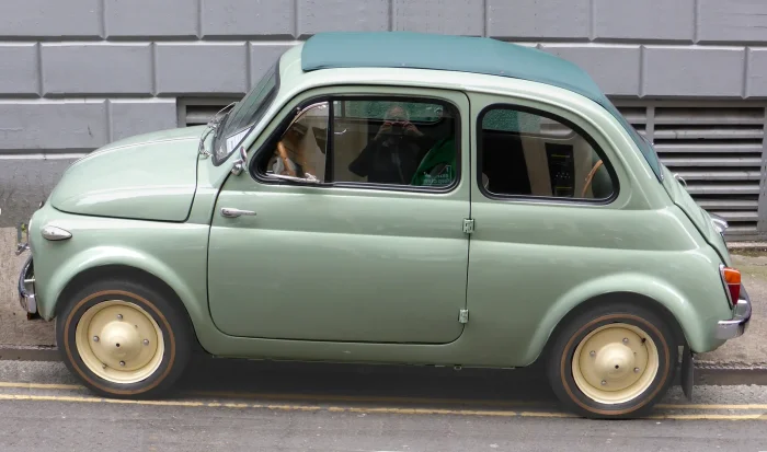 Płócienny dach zwija się do tyłu i zostaje zrolowany za tylną szybą. W pierwszych seriach odsłaniał całe wnętrze, od marca 1965 roku już tylko jego część. Fot. Andrew Bone, Wikimedia Commons, CC BY 2.0.