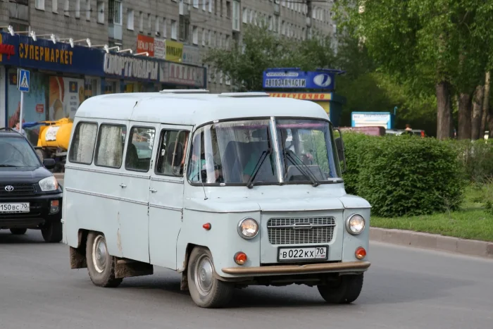 Mikrobus Nysa 521/522 w Tomsku. Przód 521 i 522 jest taki sam; 522 rozpoznaje się po dachu wyższym o 10 cm.