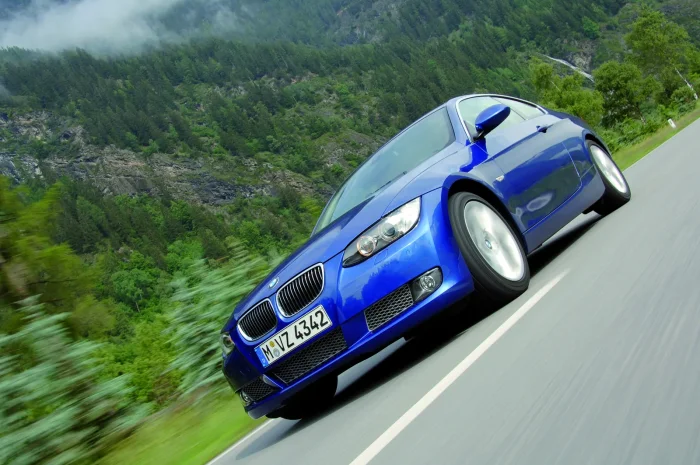 Coupé na górskiej drodze, zdjęcie prasowe z 2006 roku. Podwozie i sześciocylindrowy silnik chwalili zgodnie recenzenci, którzy poza tym nie zgadzali się prawie w niczym.