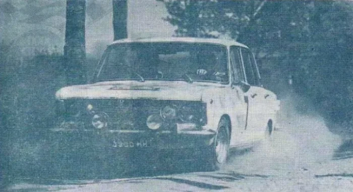 Sobiesław Zasada za kierownicą 125p na trasie Rajdu Dolnośląskiego, 1971. Dwa lata później zbierze zespół, który pojedzie po trzy rekordy FIA
