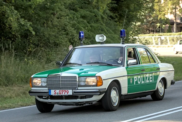 Od września 1982 r. wszystkie wersje W123 dostawały prostokątne lampy zespolone – wcześniej nosiły je tylko wersje 2,8 (280/280 E i odpowiedniki), coupé oraz 300 TD Turbo. Zdjęcie: Alexander Migl, CC BY-SA 4.0