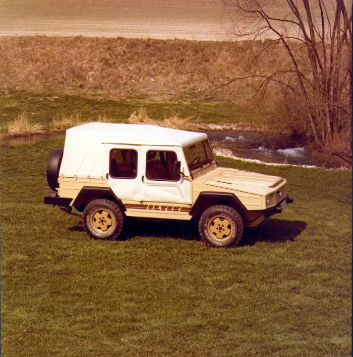 Wojskowy VW Iltis: 75 KM, brezentowy dach, napęd na cztery koła. Na fińskim śniegu przyspieszał pewniej niż mocniejsze Audi – i to spostrzeżenie uruchomiło cały projekt.