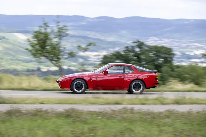 Bazowe Porsche 944 podczas jazdy, widziane z boku. Fot. Porsche AG