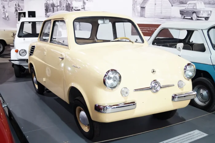 Kremowy Mikrus w Muzeum Inżynierii i Techniki w Krakowie – pierwszy pojazd w tamtejszym inwentarzu. Na ścianie za nim archiwalne fotografie z epoki. Fot. Jakub „Flyz1” Maciejewski, Wikimedia Commons, CC BY-SA 3.0.