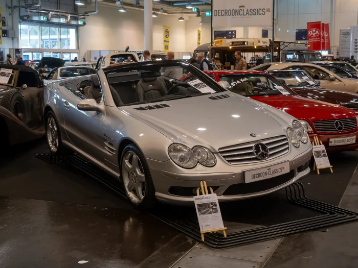 Srebrny R230 z tabliczką ofertową. W tym przedziale cenowym różnica między dobrym a złym egzemplarzem to koszt jednej naprawy ABC.