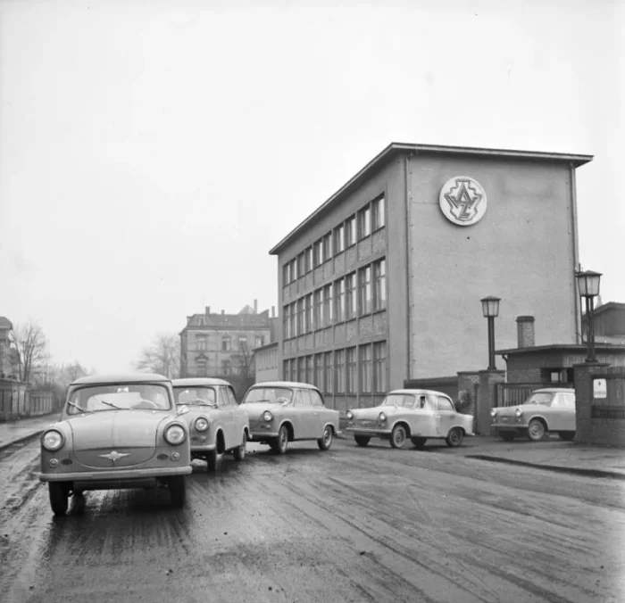 Zwickau, listopad 1957. Samochody serii zerowej P50 wyjeżdżają za bramę zakładu — na ścianie jeszcze znak AWZ, nazwa Sachsenring przyjdzie pół roku później.