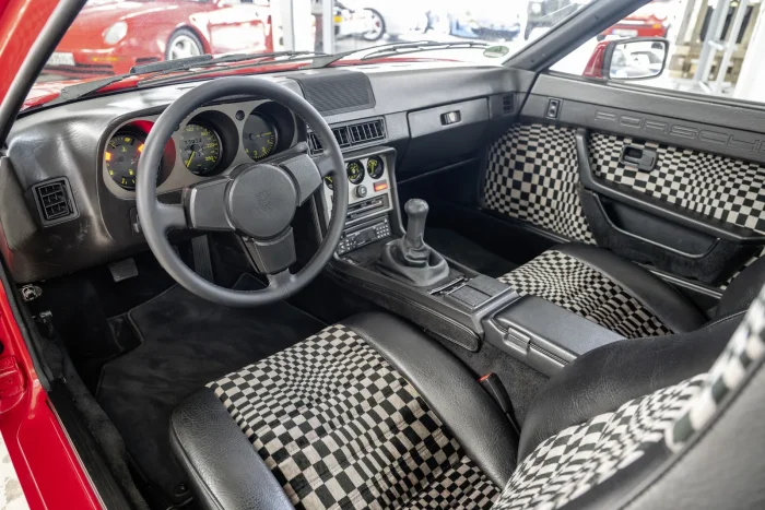 Wczesna deska rozdzielcza Porsche 944 z trzema okrągłymi zegarami za kierownicą. Fot. Porsche AG
