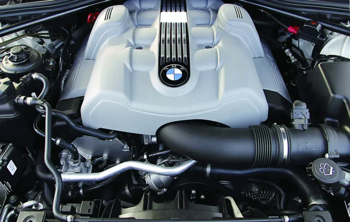 V8 rodziny N62 pod maską 645Ci: Valvetronic zamiast klasycznej przepustnicy i tytuł International Engine of the Year, zanim silnik w ogóle trafił do Serii 6.