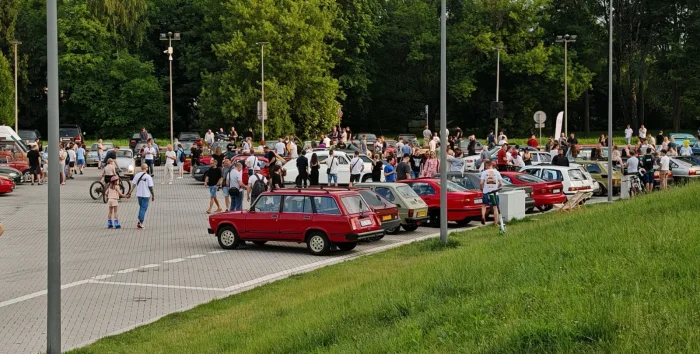 Parking zlotu Krakowskie Klasyki Nocą przy Tauron Arenie w Krakowie w czerwcu 2025 r.