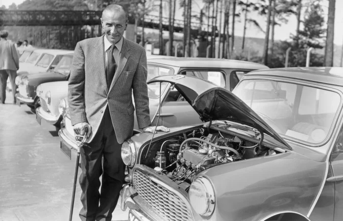 Premiera prasowa Mini, 1959. Przy aucie z otwartą maską stoi — według opisu BMW Group — Alec Issigonis, konstruktor projektu ADO15.