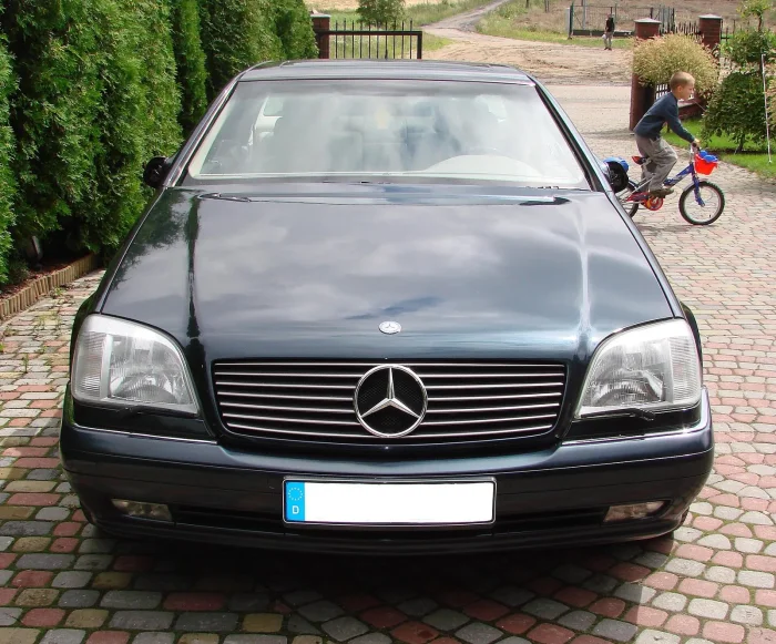 CL 500 na polskim podwórku. Rynek C140 nad Wisłą jest wąski, ale auta są — i coraz częściej trafiają w ręce świadomych właścicieli.