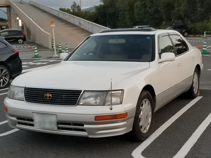 Toyota Celsior, czyli ten sam samochód sprzedawany w Japonii. Emblemat na atrapie to różnica, którą widać od razu.